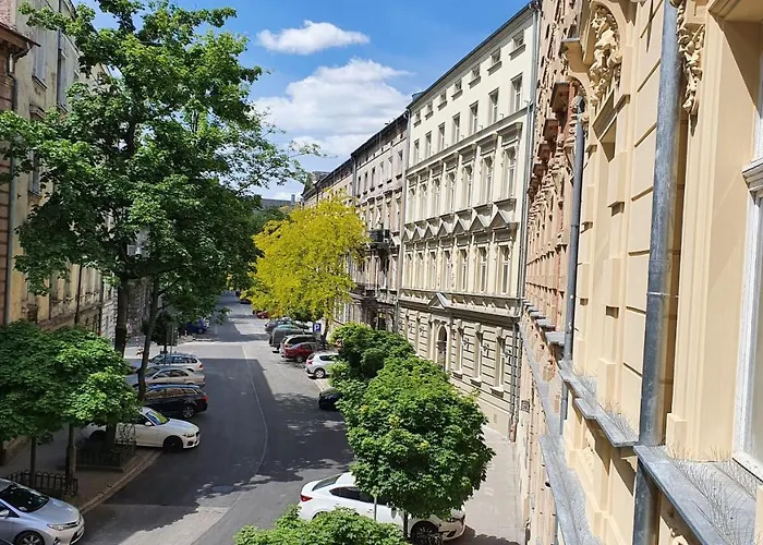 Location To Explore Spacious 105m2 شقة *